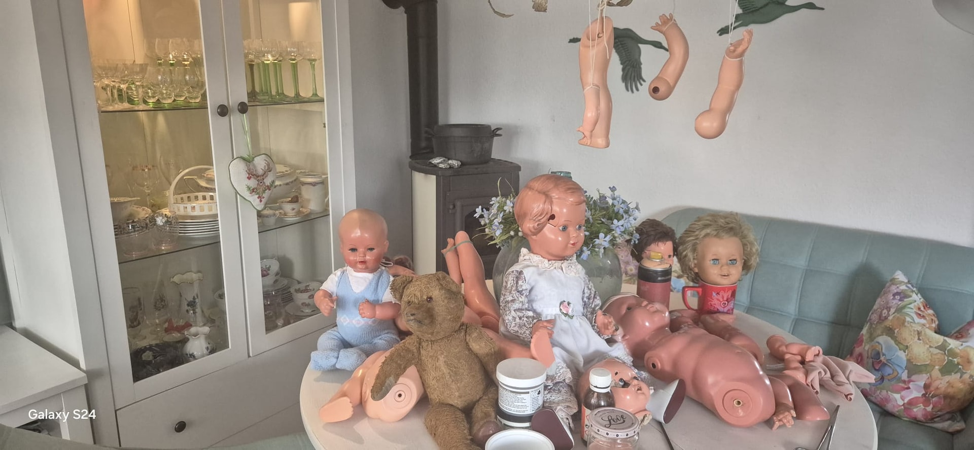 Arbeitsplatz der Puppenklinik mit Puppen, Teddy und Ersatzteilen