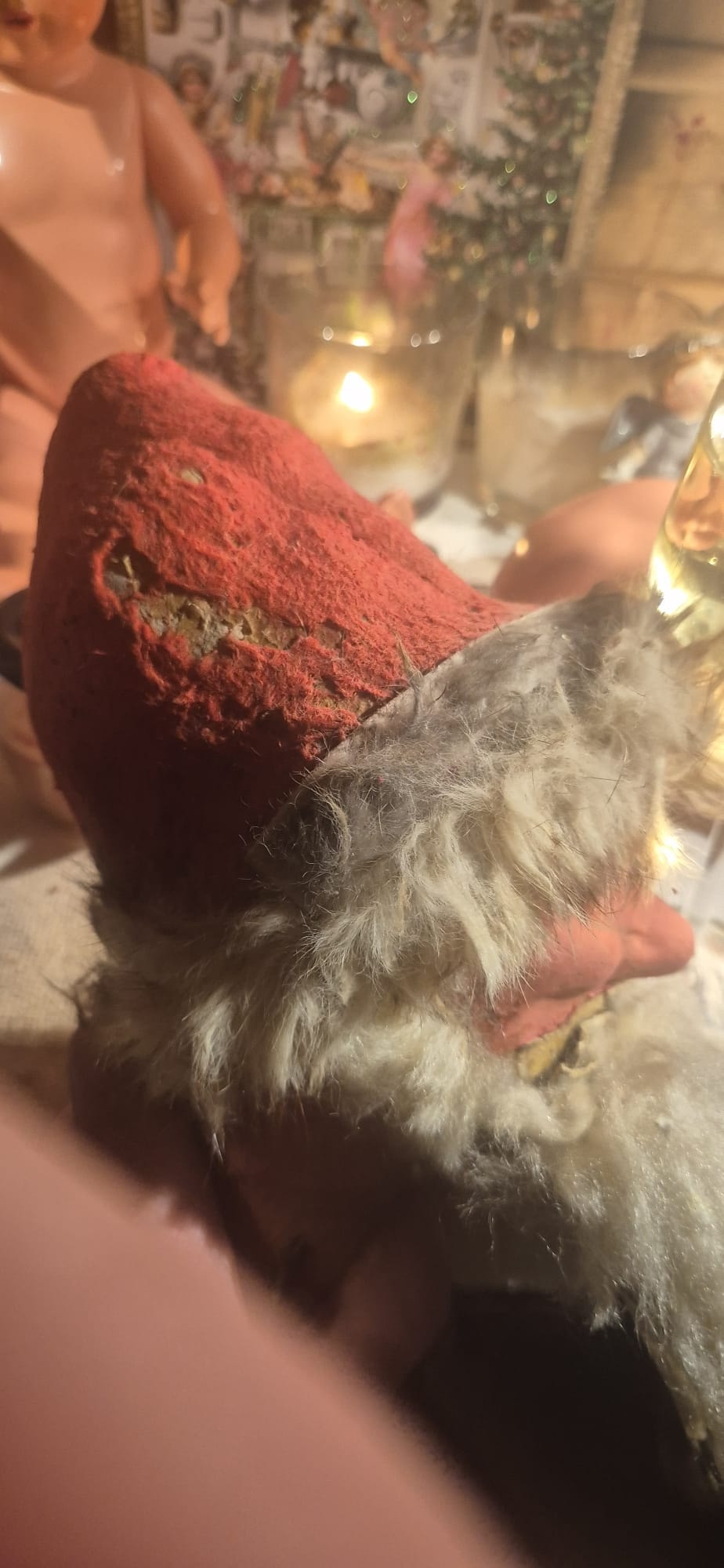 Weihnachtsmann-Figur mit defektem Hut vor der Restaurierung